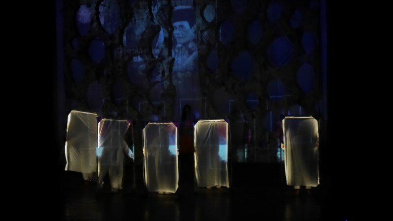 Pertunjukan "Ruang Tunggu" oleh Teater Labo L Aktor dari Jakarta Selatan yang memadukan ragam disiplin seni dan teknologi. -Dok. Afrizal Malna.