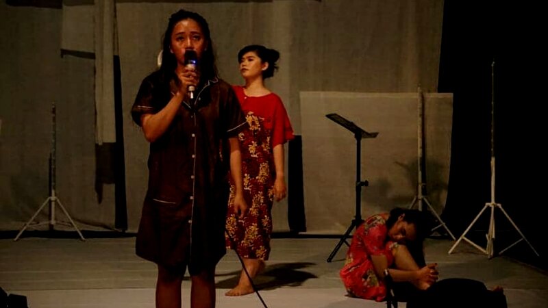 rokateater pentaskan "Otobiografi" pada Pekan Teater Nasional 2019 di Samarinda. -Dok. rokateater.