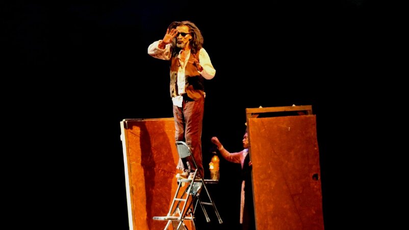 Carel (diperankan Dediesputra Siregar) berdiri di atas kursi yang disusunnya untuk menjemput kenangan-kenangan masa lalunya. -Dok. portalteater.com