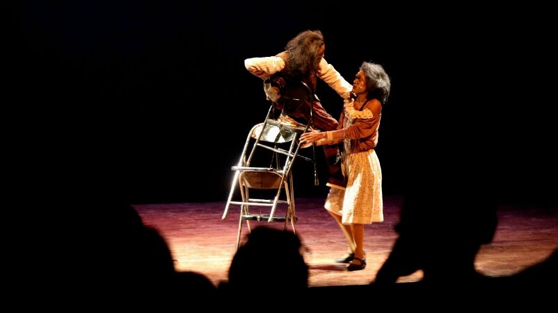 Carel berusaha turun dari kursi berlapis setelah diteriaki istrinya Semiramis (diperankan Taufik Adi Nugroho). -Dok. portalteater.com