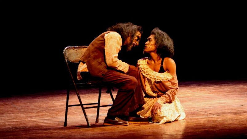 Carel dan Semiramis bernostalgia tentang romantisme kenangan masalalu mereka. -Dok. portalteater.com