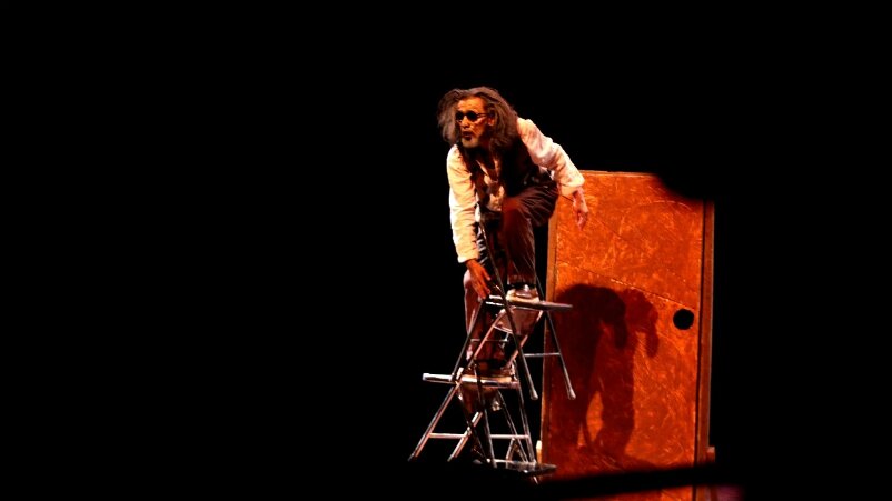 Berdiri di kursi berlapis, Carel ingin agar semua orang tahu bahwa di masa lalu, ia adalah seorang hebat dan ia ingin menggapainya kembali. -Dok. portalteater.com