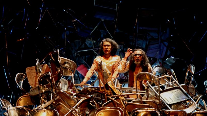 Berusaha keluar dari tumpukan kursi, Carel dan Semiramis siap menyongsong kedatangan tamu agung mereka, Sri Baginda, dalam pentas "Kursi-Kursi" oleh Teater amatirujan. -Dok. portalteater.com