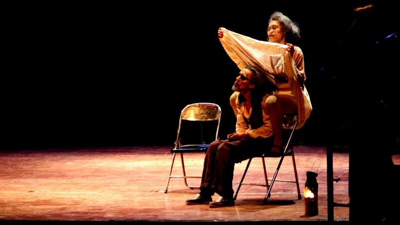 Demi menyongsong para tamu mereka, Carel dan Semiramis menyiapkan diri secara baik dalam pentas "Kursi-Kursi" oleh Teater amatirujan. -Dok. portalteater.com