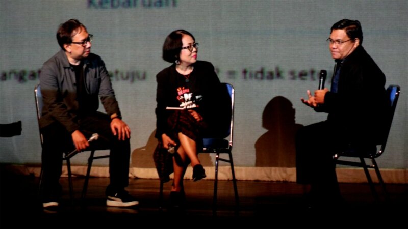 Danton Sihombing (Plt. Ketua DKJ), Andinda Luthvianti (anggota Komite Teater) dan Bramantyo Abdonagoro (juri perwakilan penonton awam FTJ 2019) dalam lecture riset penonton FTJ 2019. -Dok. portalteater.com