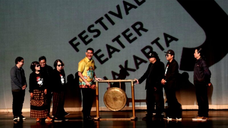 Plt. Kepala Disparbud DKI Jakarta Alberto Ali didampingi Komite Teater, Plt. Ketua DKJ dan para Ketua Asosiasi Teater lima wilayah Jakarta memukul gong penutupan FTJ 2019. -Dok. portalteater.com