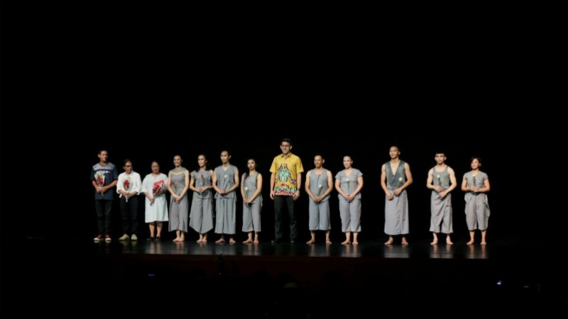 Plt. Kepala Disparbud DKI Jakarta Alberto Ali seniman Hanafi dan Hartati-Swarna Dwipa foto bersama para penari setelah pertunjukan 'dance theatre' bertajuk "Lipatan Kesedihan dari Kamar Dalam" pada penutupan FTJ 2019. -Dok. portalteater.com