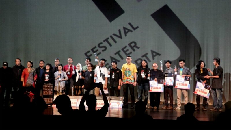 Grup pemenang dan para juara kategori terbaik foto bersama Plt. Ketua Disparbud DKI Jakarta Alberto Ali, Komite Teater DKJ dan para juri. -Dok. portalteater.com