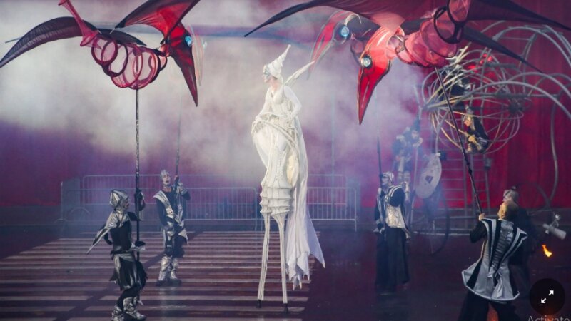 Dalang pada upacara pembukaan. Theater Olympics dimaksudkan untuk menampilkan tradisi teater dari beragam budaya dan untuk mempromosikan semangat konsiliasi dan kebebasan. -Dok. Theater Olympics/Interpress