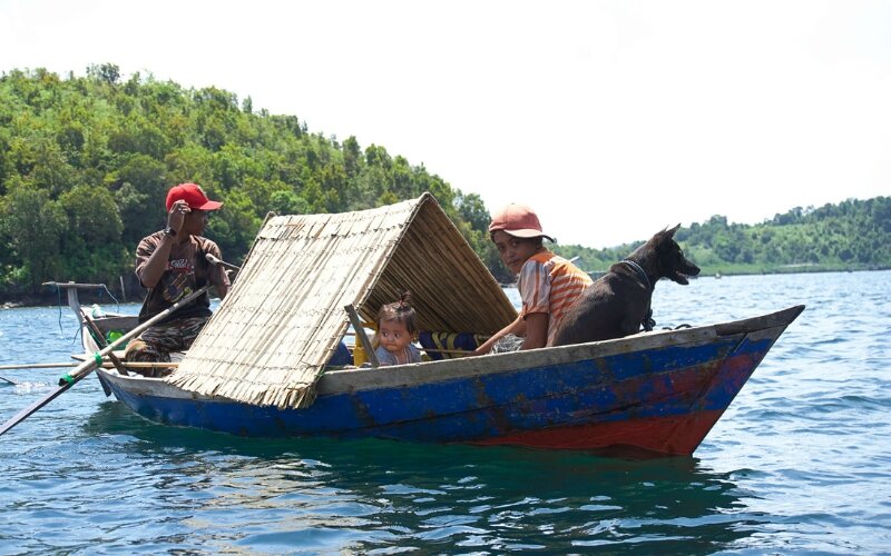 Anak-anak sedang bermain di atas Kapal Pong-pong yang diikat di pelataran rumah. -Dok. kenalinegerimu.id.