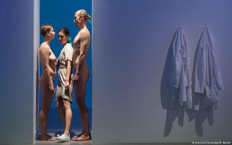 Sebuah pertunjukan ulang dari "Imponderabilia", di mana pengunjung tidak dapat masuk museum tanpa sentuhan fisik dengan Abramovic di pintu masuk. -Dok. dw.com