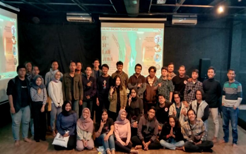 Komunitas Teater Moksa dan peserta foto bersama usai Bincang-bincang Pementasamn Teater Moksa "Bisikan Jiwa" di Teater Utan Kayu, Minggu (8/3). -Dok. portalteater.com