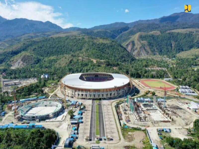 Progres pembangunan venue PON XX Papua di arena aquatik dan Istora Papua Bangkit di kawasan Olahraga Kampung Harapan, Distrik Sentani Timur. -Dok. Kementerian PUPR.