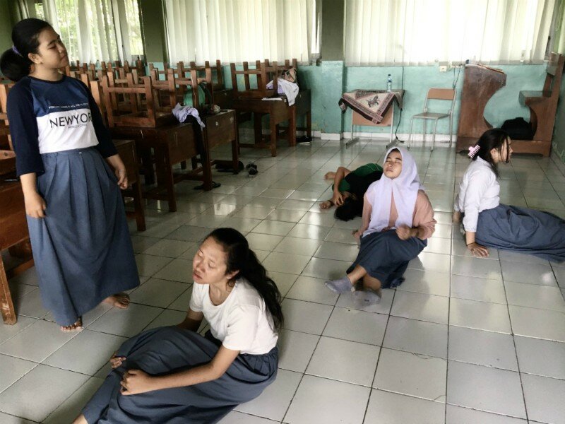 Para siswa SMAN 59 Jakarta mengadakan latihan mendengar. -Dok. Sesarina/Teater Keliling.