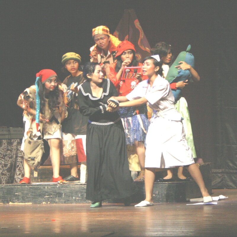 Pementasan "Klinik Jiwa" karya dan sutradara Rudolf Puspa oleh Teater Keliling dan beberapa pelajar SMA di kota Jakarta tahun 2006 di GBB dan TIM Jakarta serta di SMAN 26 Jakarta. -Dok. Rudolf Puspa.