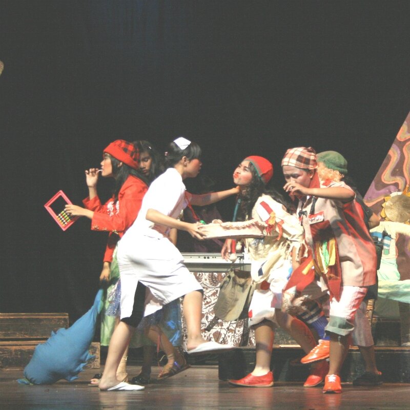 Pementasan "Klinik Jiwa" karya dan sutradara Rudolf Puspa oleh Teater Keliling dan beberapa pelajar SMA di kota Jakarta tahun 2006. -Dok. Rudolf Puspa.