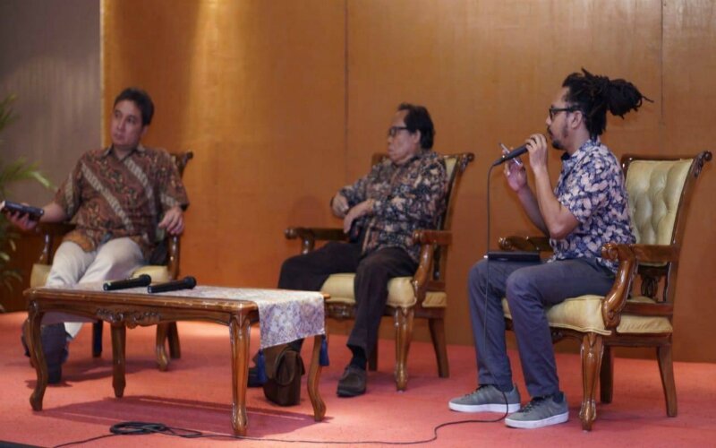 Berto Tukan dalam sebuah acara diskusi "Kupas Novel 'The President'" karya Mohamad Sobary bersama Dirjen Kebudayaan Hilmar Farid di Jakarta, 5 November 2019. -Dok. Berto Tukan.