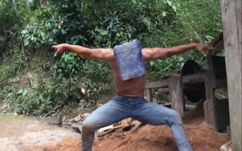 Dian Nova Saputra dalam pertunjukan berjudul "Rumit". -Dok Youtube Budaya Saya.