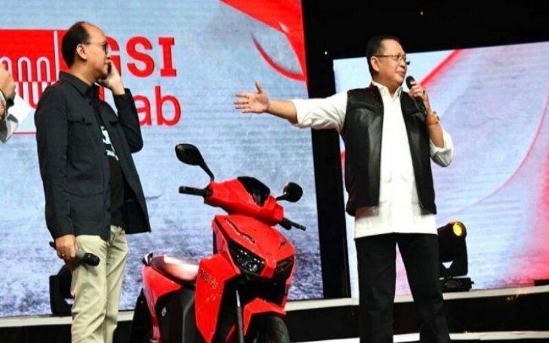 Ketua MPR Bambang Soesatyo dan Ketua KADIN Rosan P. Roeslani memandu acara pelelangan motor Gesists Jokowi, Minggu (17/5) malam. -Dok. Tribun.