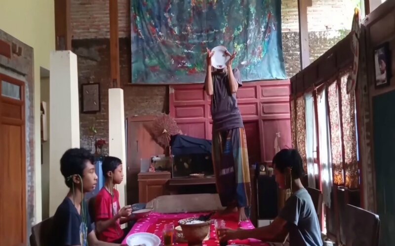 Mugiyono dalam pertunjukan berjudul "Ruang Makan". -Dok Youtube Budaya Saya.