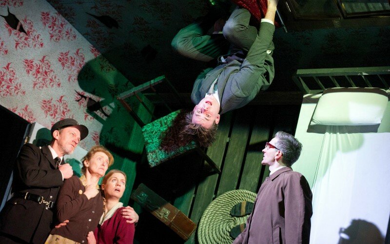 Pertunjukan adaptasi "Metamorfosis Kafka" di London Lyric Hammersmith, 2013. -Dok. Tristram Kenton/Guardian.