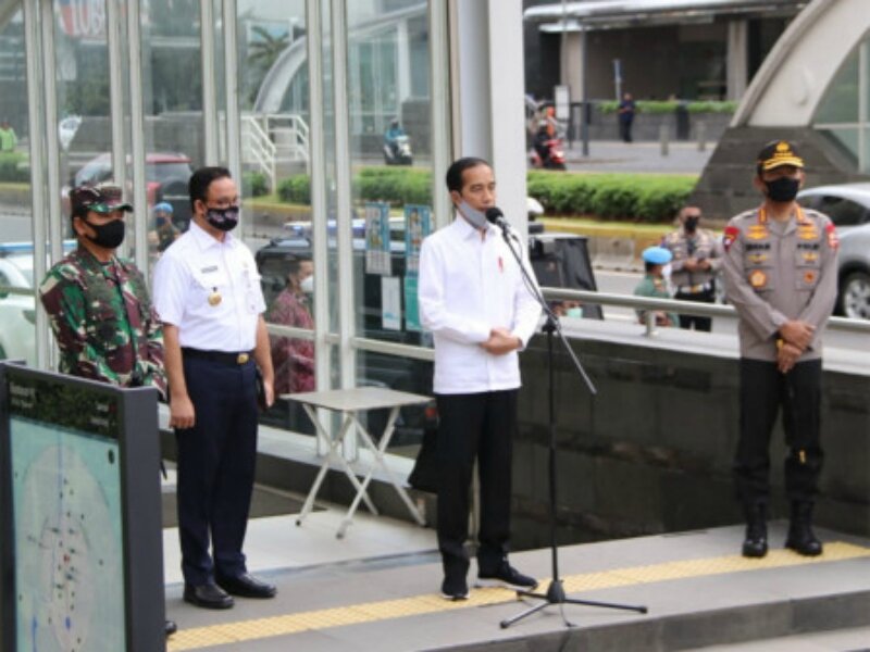 Presiden Jokowi didampingi Gubernur Anies Baswedan dalam kunjungan ke Stasiun MRT Jakarta, Selasa (26/5) dalam rangka persiapan menuju "new normal". -Dok. Berita Jakarta.