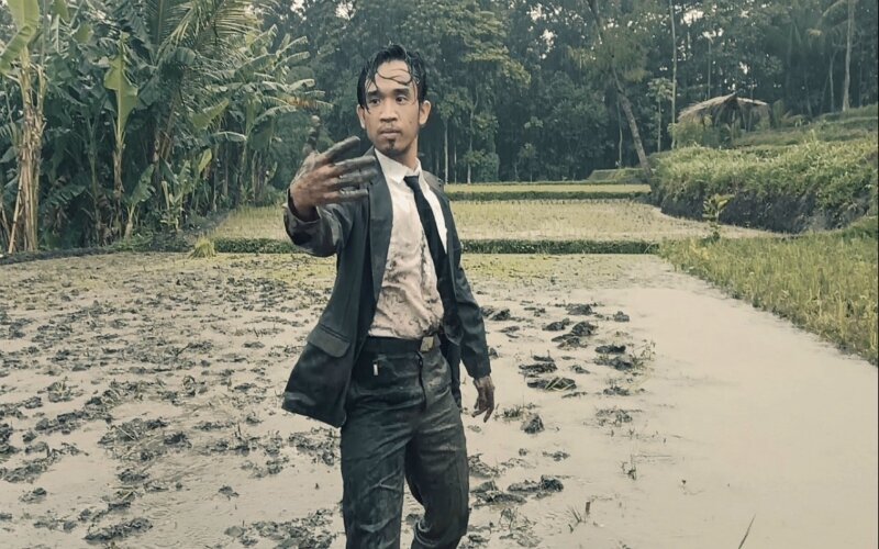 Aktor FN Bagaskara melakukan pertunjukan "Back to Basic" di sebuah sawah. -Dok. Kamateatra Art Project.