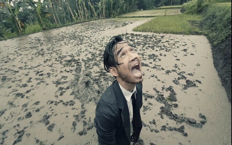 Bertumbuh dalam harapan, pemikiran dan dasar hidup manusia untuk mencapai apa yang terbaik bagi masa depan manusia. Foto: aktor FN Bagaskara melakukan pertunjukan "Back to Basic" di sebuah sawah. -Dok. Kamateatra Art Project.