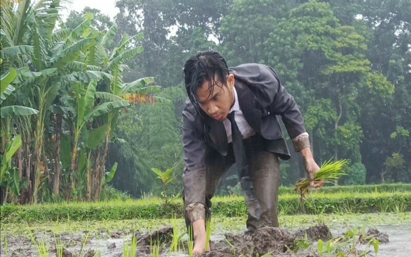 Untuk bertumbuh, seseorang perlu menanam kembali. Foto: aktor FN Bagaskara melakukan pertunjukan "Back to Basic" di sebuah sawah. -Dok. Kamateatra Art Project.