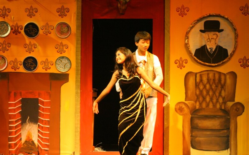 Kemampuan berbicara bukan hal mudah karena perlu latihan keras terutama teknik berbicara. Teater dapat menjadi wadah di mana anak-anak ditempa untuk diasah kemampuan berbicaranya. Ini adalah dokumentasi pertunjukan "Dokter Gadungan" karya Molierre saduran Teater Keliling di Auditorium RI Jakarta, 14-17 Maret 2009. Dalam pertunjukan ini, Teater Keliling berkolaborasi dengan gabungan ekskul teater SMA binaannya. -Dok. Rudolf Puspa.