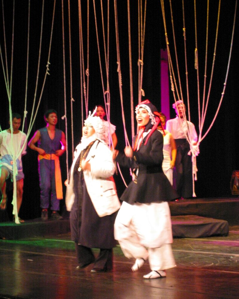 Menurut Rudolf Puspa, sistem pendidikan dapat menjadikan teater sebagai wadah untuk mendukung gerakan literasi. Foto: Komedi Don Juan karya Molierre saduran Teater Keliling dalam pentas di DKJ tahun 2022. Pertunjukan ini merupakan kolaborasi dengan Teater Bangkit FKUI. -Dok. Rudolf Puspa.