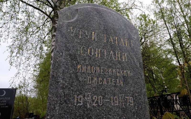 Pusara Utuy Tatang Sontani di pekuburan Mitino, Moskow, Rusia. -Dok. BBC Indonesia.