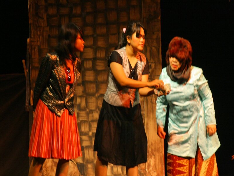 Pertunjukan "Dokter Gadungan" karya Molierre saduran Teater Keliling di Auditorium RI Jakarta, 14-17 Maret 2009. Dalam pertunjukan ini, Teater Keliling berkolaborasi dengan gabungan ekskul teater SMA binaannya. -Dok. Rudolf Puspa.