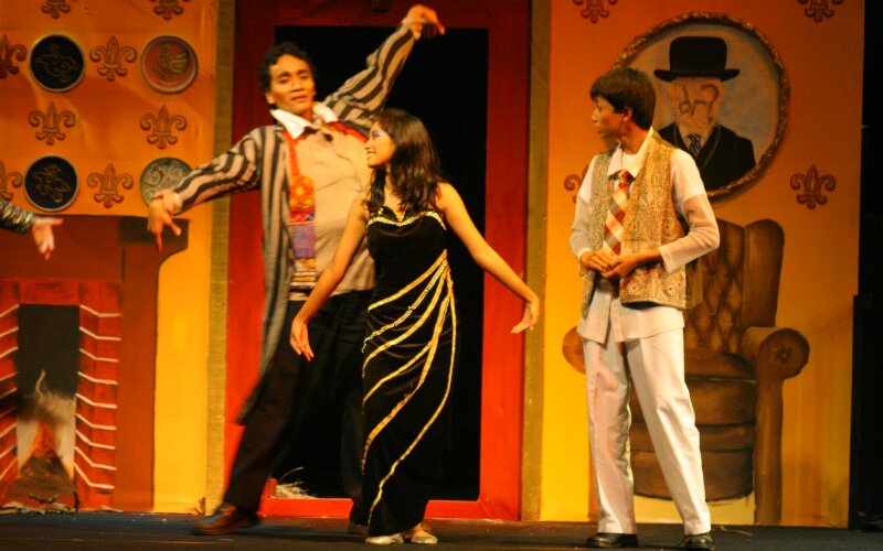 Pertunjukan "Dokter Gadungan" karya Molierre saduran Teater Keliling di Auditorium RI Jakarta, 14-17 Maret 2009. Dalam pertunjukan ini, Teater Keliling berkolaborasi dengan gabungan ekskul teater SMA binaannya. -Dok. Rudolf Puspa.