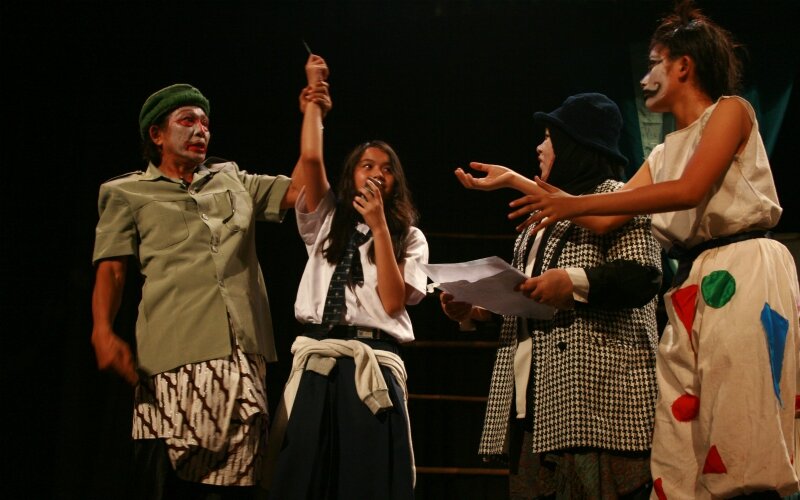 Seorang penonton dari SMP Materdei naik ke pangggung dalam pementasan "Wek Wek" karya D.Djajakusuma oleh Teater Keliling di BLK Jakarta Selatan. Memancing emosi penonton untuk terlibat dalam pertunjukan merupakan salah satu ciri pemanggungan Teater Keliling. -Dok. Rudolf Puspa.