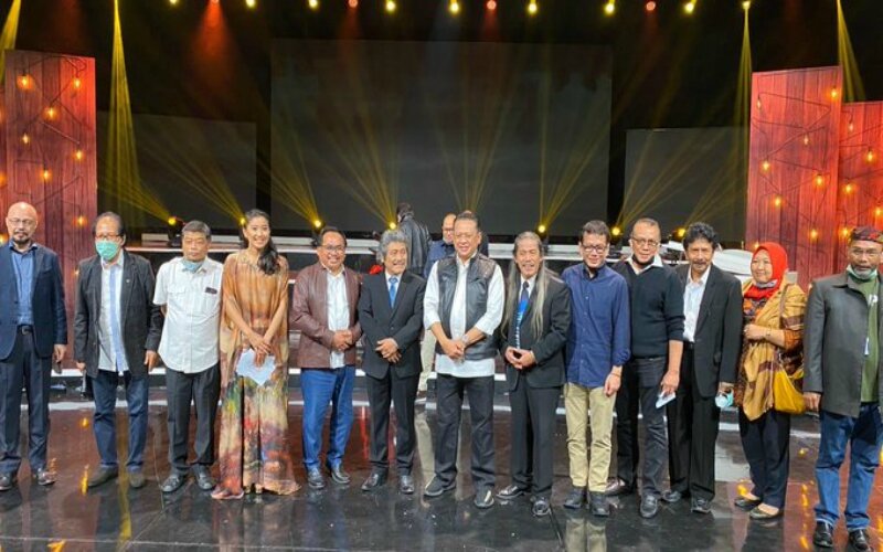 Sejumlah pejabat pemerintah turut hadir dalam konser amal bertajuk" Berbagi Kasih Bersama Bimbo, Bersatu Melawan Corona", Minggu (17/5) malam. -Dok. @susetyopr.