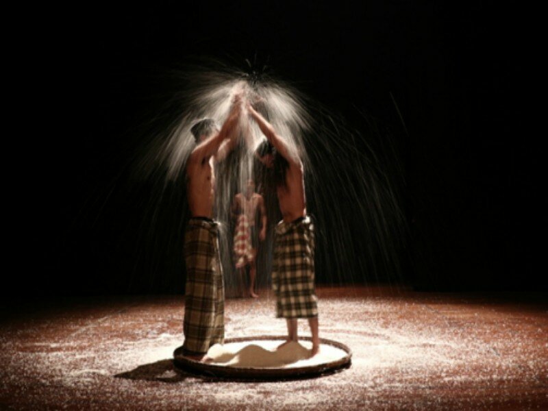 Pertunjukan "Tubuh Garam" dalam Festival Teater Tubuh, Teater Payung Hitam di Selasar Sunaryo, Dago, Bandung, 2019. -Dok. Teater Payung Hitam.