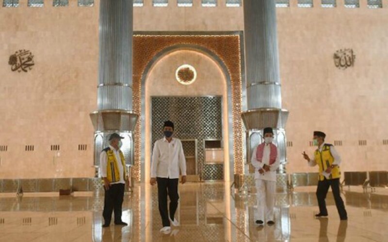 Presiden Joko Widodo meninjau kesiapan penerapan prosedur standar "new normal" Masjid Istiqlal, Jakarta, pada Selasa (2/6). -Dok. Akbar Nugroho Gumay/Antara Foto.