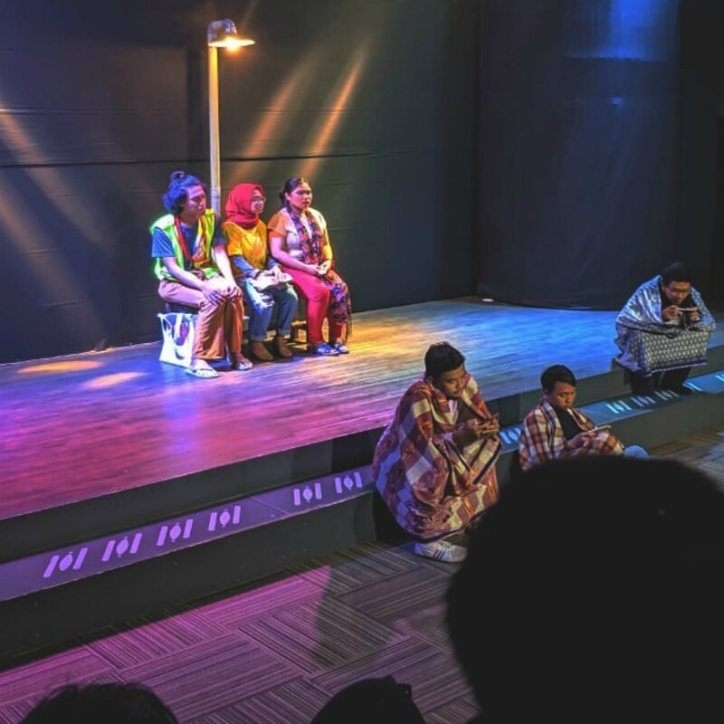 Pertunjukan "Mati Konyol" karya Panji Gozali menawarkan metode evakuasi budaya perihal bagaimana manusia harus menghadapi zaman ini. -Dok. Teater Moksa.