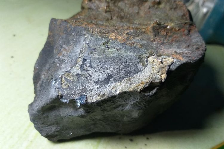 Meteor menghantam rumah warga di Lampung Tengah.  Peneliti Itera Lampung telah memastikan bahwa batuan ini adalah sebongkah meteorit yang masuk ke atmosfer bumi.