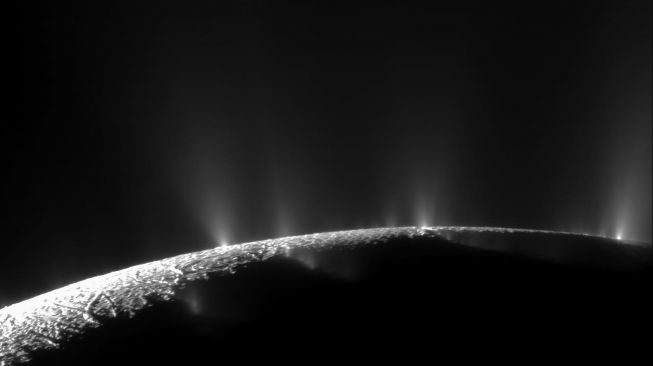 Salju di Enceladus. [NASA]