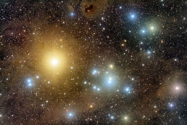 Aldebaran adalah bintang paling terang di konstelasi Taurus.  Bintang kuning cerah di foto ini adalah Aldebaran.