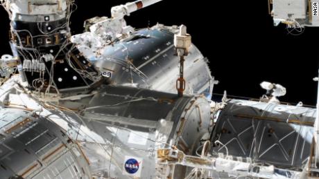 Astronot NASA Victor Clover dan Mike Hopkins melakukan perjalanan ke luar angkasa pada hari Rabu