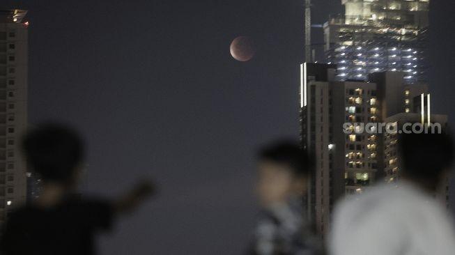 Fase gerhana bulan sebagian terlihat pada Rabu (26/5/2021) dari kampus Kelora Pung Karno Jakarta. [Suara.com/Angga Budhiyanto]
