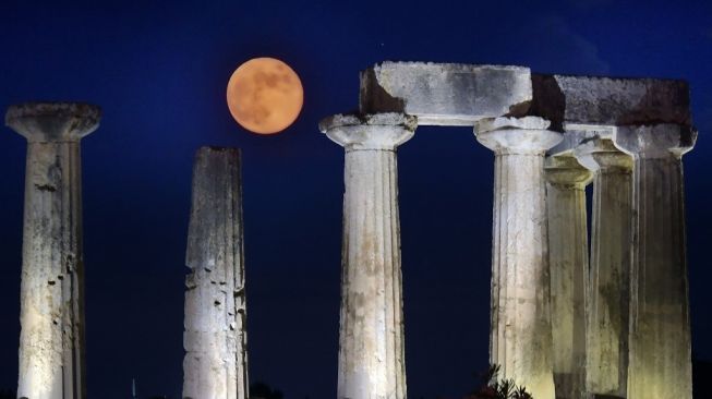 Gerhana Bulan Stroberi / Gerhana Bulan Penumbra. [Valerie Gache/AFP]