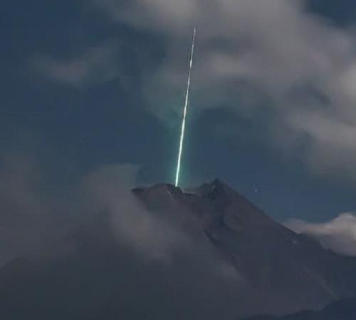 Benda ini diduga meteorit yang jatuh di puncak Gunung Merapi.  (Foto: un Gonardo_Song)