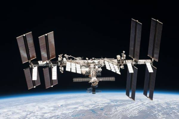 Rusia dan Amerika Serikat bersaing untuk menjadi film pertama yang mengambil gambar di luar angkasa