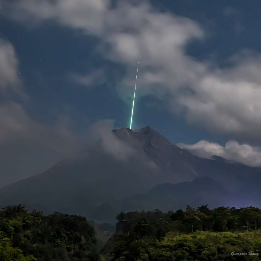Gunung berapi meteorit yang tidak disengaja di Indonesia terlihat seperti gua pengawas