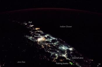 Foto pulau Jawa dan Bali dari luar angkasa.  (NASA)
