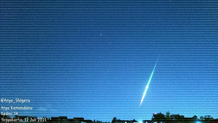 Kilatan Virus dari cahaya yang diduga meteorit di langit Yogakarta